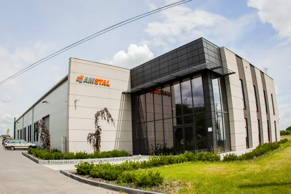 Hala Amstal z przeszkloną częścią biurową