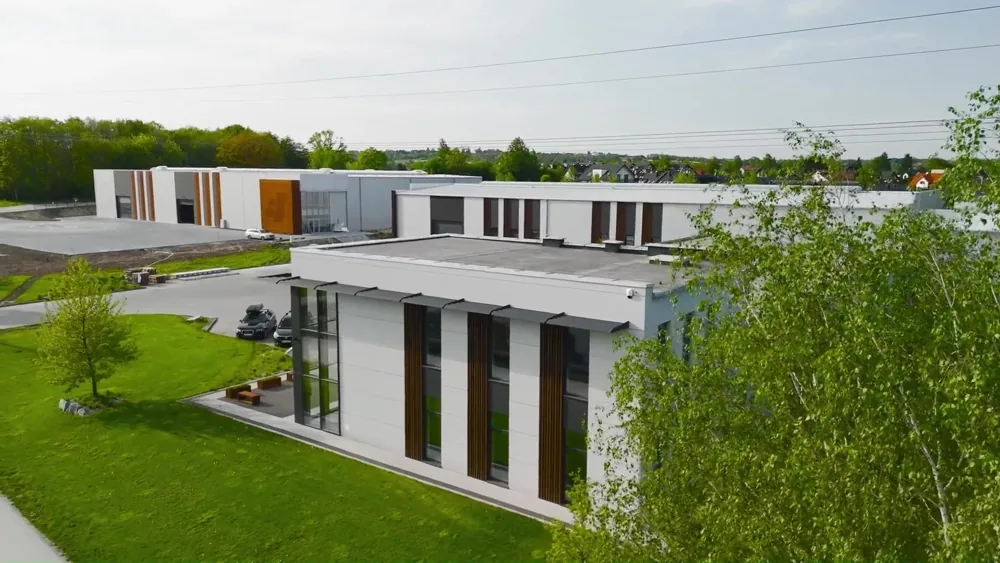 Hala Amstal z częścią biurową — widok z lotu ptaka